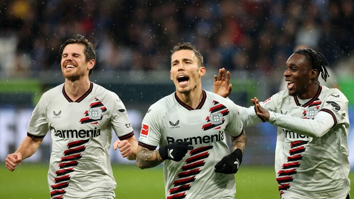 Bayer Leverkusen's Spanish defender #20 Alejandro Grimaldo (C) celebrates scoring the 2-3 goal with Bayer Leverkusen's German midfielder #07 Jonas Hofmann (L) and Bayer Leverkusen's Dutch defender #30