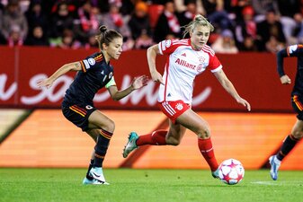 Die Bayern-Frauen um Georgia Stanway (r) verspielten gegen die AS Rom eine 2:0-Führung.