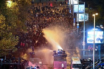 Die Polizei ging mit Wasserwerfern gegen die bulgarischen Fans vor. Die Polizei ging mit Wasserwerfern gegen die bulgarischen Fans vor.