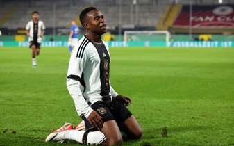 Deutschlands Torschütze Youssoufa Moukoko feiert seinen Treffer zum 2:0. Deutschlands Torschütze Youssoufa Moukoko feiert seinen Treffer zum 2:0.