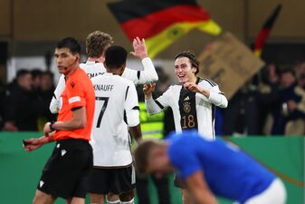 Rocco Reitz (r) feiert seinen Treffer gegen Estland. Rocco Reitz (r) feiert seinen Treffer gegen Estland.