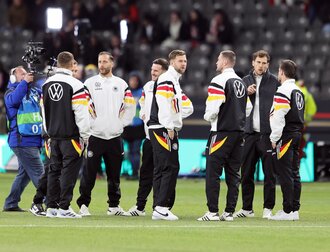 Das DFB-Team bei der Platzbegehung in Berlin. Das DFB-Team bei der Platzbegehung in Berlin.
