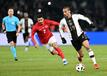 Deutschlands Leroy Sane (r) und Zeki Celik von der Türkei kämpfen um den Ball.