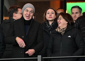 DFB-Präsident Bernd Neuendorf und DFB-Generalsekretärin Heike Ullrich schauten sich das Spiel in Berlin an. DFB-Präsident Bernd Neuendorf und DFB-Generalsekretärin Heike Ullrich schauten sich das Spiel in Berlin an.