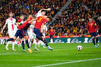Spaniens Robin Le Normand (M) erzielt den Treffer zum 1:0. Spaniens Robin Le Normand (M) erzielt den Treffer zum 1:0.