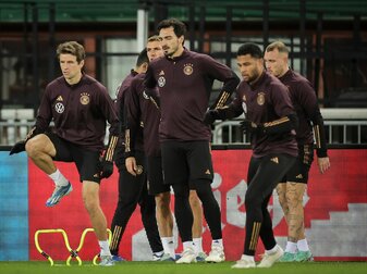 Thomas Müller (l) und Mats Hummels (2.v.l) beim Abschlusstraining. Thomas Müller (l) und Mats Hummels (2.v.l) beim Abschlusstraining.