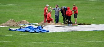 Arbeiter reparieren ein Loch im Rasen des Ernst-Happel-Stadions. Arbeiter reparieren ein Loch im Rasen des Ernst-Happel-Stadions.