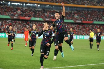 Son Heung-min (l) führte Südkorea gegen China zum Sieg. Son Heung-min (l) führte Südkorea gegen China zum Sieg.