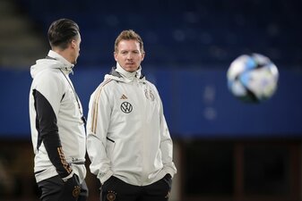 Bundestrainer Julian Nagelsmann (r) stellt Kai Havertz auch gegen Österreich als linken Außenverteidiger auf. Bundestrainer Julian Nagelsmann (r) stellt Kai Havertz auch gegen Österreich als linken Außenverteidiger auf.