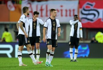 Die deutsche Nationalmannschaft kassierte auch im letzten Länderspiel des Jahres eine Niederlage. Die deutsche Nationalmannschaft kassierte auch im letzten Länderspiel des Jahres eine Niederlage.