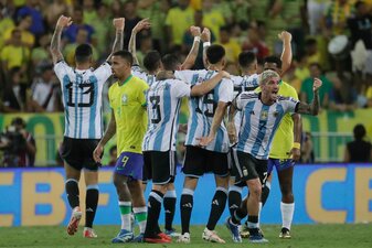 Die argentinischen Spieler feiern den 1:0-Sieg ihrer Mannschaft. Die argentinischen Spieler feiern den 1:0-Sieg ihrer Mannschaft.