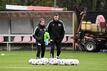 Interimstrainer Marco Grote und Co-Trainerin Marie-Louise Eta bereiten eine Trainingseinheit vor.