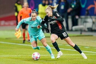 Frankfurts Torschützin Laura Freigang (r) im Zweikampf mit Lucy Bronze vom FC Barcelona. Frankfurts Torschützin Laura Freigang (r) im Zweikampf mit Lucy Bronze vom FC Barcelona.