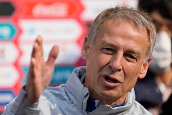 Jürgen Klinsmann fordert die Freilassung des in China inhaftierten Spielers Son Jun-Ho. Jürgen Klinsmann fordert die Freilassung des in China inhaftierten Spielers Son Jun-Ho.