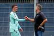 Paderborns Trainer Lukas Kwasniok (r) verabschiedet Max Kruse.