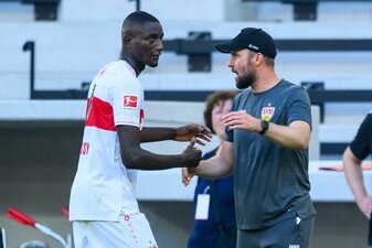 Stuttgarts Topstürmer Serhou Guirassy (l) und Trainer Sebastian Hoeneß. Stuttgarts Topstürmer Serhou Guirassy (l) und Trainer Sebastian Hoeneß.