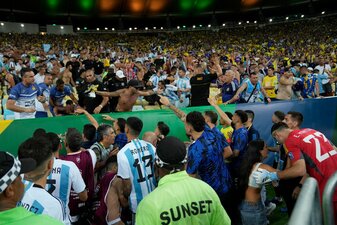 Argentinische Spieler versuchten vor dem Spiel, die Menge zu beruhigen. Argentinische Spieler versuchten vor dem Spiel, die Menge zu beruhigen.