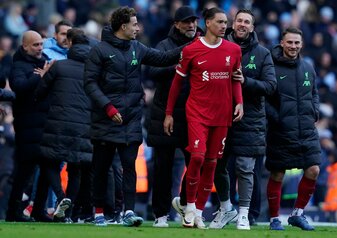 Liverpools Darwin Nunez (M) hatte nach dem Remis gegen Manchester einen kleinen Wortwechsel mit City-Coach Pep Guardiola (hinten). Liverpools Darwin Nunez (M) hatte nach dem Remis gegen Manchester einen kleinen Wortwechsel mit City-Coach Pep Guardiola (hinten).