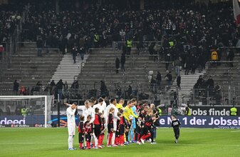 Aus Protest gegen den ihrer Meinung nach unverhältnismäßigen Polizeieinsatz blieben hunderte Ultra-Fans der Eintracht dem Beginn der Partie gegen Stuttgart fern. Aus Protest gegen den ihrer Meinung nach unverhältnismäßigen Polizeieinsatz blieben hunderte Ultra-Fans der Eintracht dem Beginn der Partie gegen Stuttgart fern.