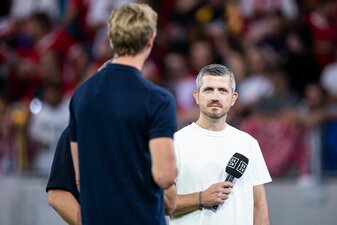 Ex-Fußballprofi Sebastian Kneißl (r) saß in der Videobeweis-Zentrale im Kölner Keller. Ex-Fußballprofi Sebastian Kneißl (r) saß in der Videobeweis-Zentrale im Kölner Keller.