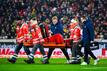 Darmstadts Christoph Zimmermann wird verletzt vom Platz getragen.