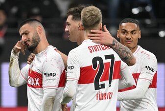 Stuttgarts Torschütze Deniz Undav (l) würde sich über einen Anruf von Bundestrainer Julian Nagelsmann freuen. Stuttgarts Torschütze Deniz Undav (l) würde sich über einen Anruf von Bundestrainer Julian Nagelsmann freuen.