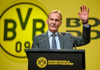 Geschäftsführer Hans-Joachim Watzke ha sich bei der Mitgliederversammlung des BVB für einen Investor ausgesprochen. Geschäftsführer Hans-Joachim Watzke ha sich bei der Mitgliederversammlung des BVB für einen Investor ausgesprochen.