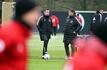 Unions neuer Trainer Nenad Bjelica (l) muss mit seinem Team nach Portugal reisen.