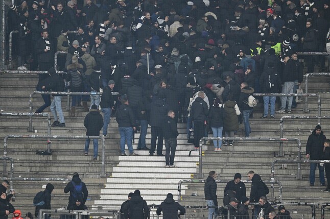 Beim Spiel Frankfurt gegen Stuttgart kam es zwischen der Polizei und Frankfurt-Fans zu Ausschreitungen.