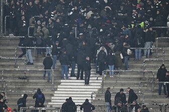 Beim Spiel Frankfurt gegen Stuttgart kam es zwischen der Polizei und Frankfurt-Fans zu Ausschreitungen. Beim Spiel Frankfurt gegen Stuttgart kam es zwischen der Polizei und Frankfurt-Fans zu Ausschreitungen.