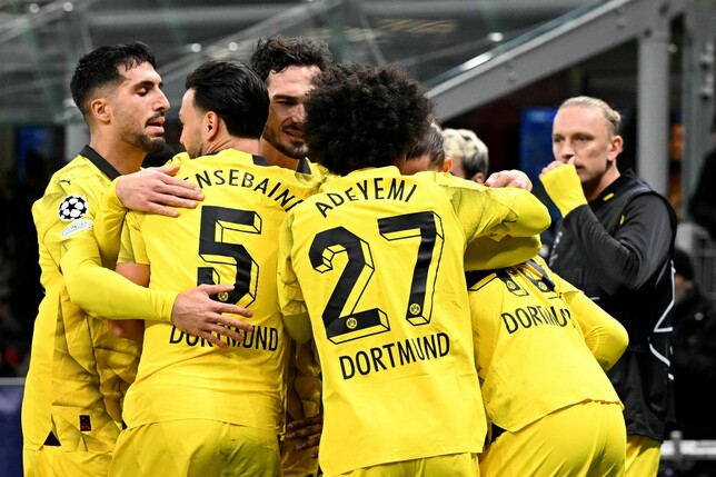 Der BVB jubelt nach dem 2:1 durch Jamie Bynoe-Gittens im San Siro.