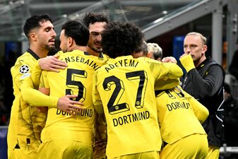 Der BVB jubelt nach dem 2:1 durch Jamie Bynoe-Gittens im San Siro. Der BVB jubelt nach dem 2:1 durch Jamie Bynoe-Gittens im San Siro.
