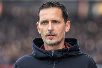 Eintracht Frankfurts Trainer Dino Toppmöller hat sich zu den Krawallen und den Fans geäußert. Eintracht Frankfurts Trainer Dino Toppmöller hat sich zu den Krawallen und den Fans geäußert.