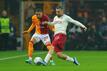 Doppeltorschütze Hakim Ziyech (l) von Galatasaray Istanbul im Zweikampf mit Uniteds Luke Shaw.