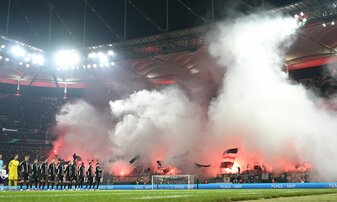 Frankfurts Fans nebelten vor dem Spiel gegen PAOK die Kurve ein. Frankfurts Fans nebelten vor dem Spiel gegen PAOK die Kurve ein.