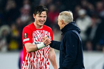 Freiburgs Trainer Christian Streich (r) gratuliert Michael Gregoritsch zum Hattrick. Freiburgs Trainer Christian Streich (r) gratuliert Michael Gregoritsch zum Hattrick.