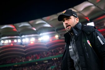 Stuttgarts Trainer Sebastian Hoeneß steht mit seiner Mannschaft derzeit auf Tabellenplatz drei. Stuttgarts Trainer Sebastian Hoeneß steht mit seiner Mannschaft derzeit auf Tabellenplatz drei.