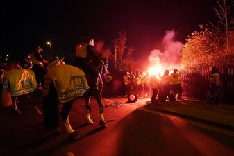 Bei heftigen Ausschreitungen vor der Partie zwischen Aston Villa und Legia Warschau wurden vier Polizisten verletzt. Bei heftigen Ausschreitungen vor der Partie zwischen Aston Villa und Legia Warschau wurden vier Polizisten verletzt.
