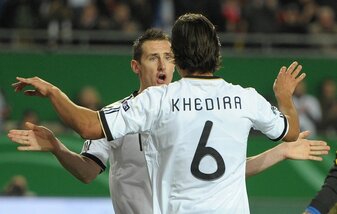 Miroslav Klose und Sami Khedira beim 4:0 in der EM-Qualifikation 2012. Bei der EM-Auslosung in Hamburg spielen sie Losfeen. Miroslav Klose und Sami Khedira beim 4:0 in der EM-Qualifikation 2012. Bei der EM-Auslosung in Hamburg spielen sie Losfeen.