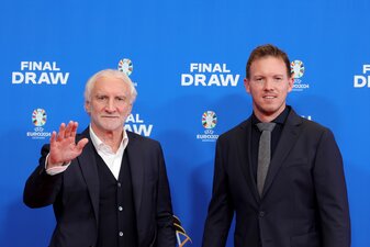 DFB-Sportdirektor Völler (l) und Bundestrainer Nagelsmann können sich auf attraktive, aber machbare Gruppengegner freuen. DFB-Sportdirektor Völler (l) und Bundestrainer Nagelsmann können sich auf attraktive, aber machbare Gruppengegner freuen.