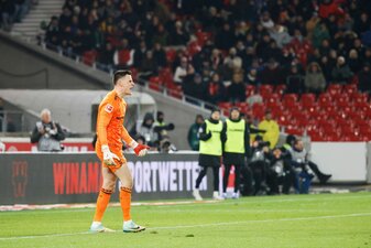 Bremens Torhüter Michael Zetterer ärgert sich über die Entstehung des Stuttgarter Elfmeters. Bremens Torhüter Michael Zetterer ärgert sich über die Entstehung des Stuttgarter Elfmeters.