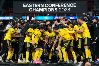 Die Spieler von Columbus Crew feiern nach dem MLS Eastern Conference Finale gegen den FC Cincinnati ihren Sieg. Die Spieler von Columbus Crew feiern nach dem MLS Eastern Conference Finale gegen den FC Cincinnati ihren Sieg.