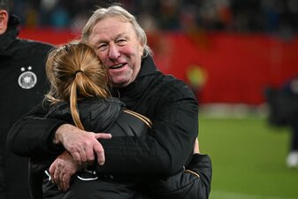 Die Chemie stimmt zwischen Trainer und Mannschaft: Horst Hrubesch umarmt Sjoeke Nüsken. Die Chemie stimmt zwischen Trainer und Mannschaft: Horst Hrubesch umarmt Sjoeke Nüsken.
