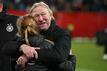 Die Chemie stimmt zwischen Trainer und Mannschaft: Horst Hrubesch umarmt Sjoeke Nüsken.