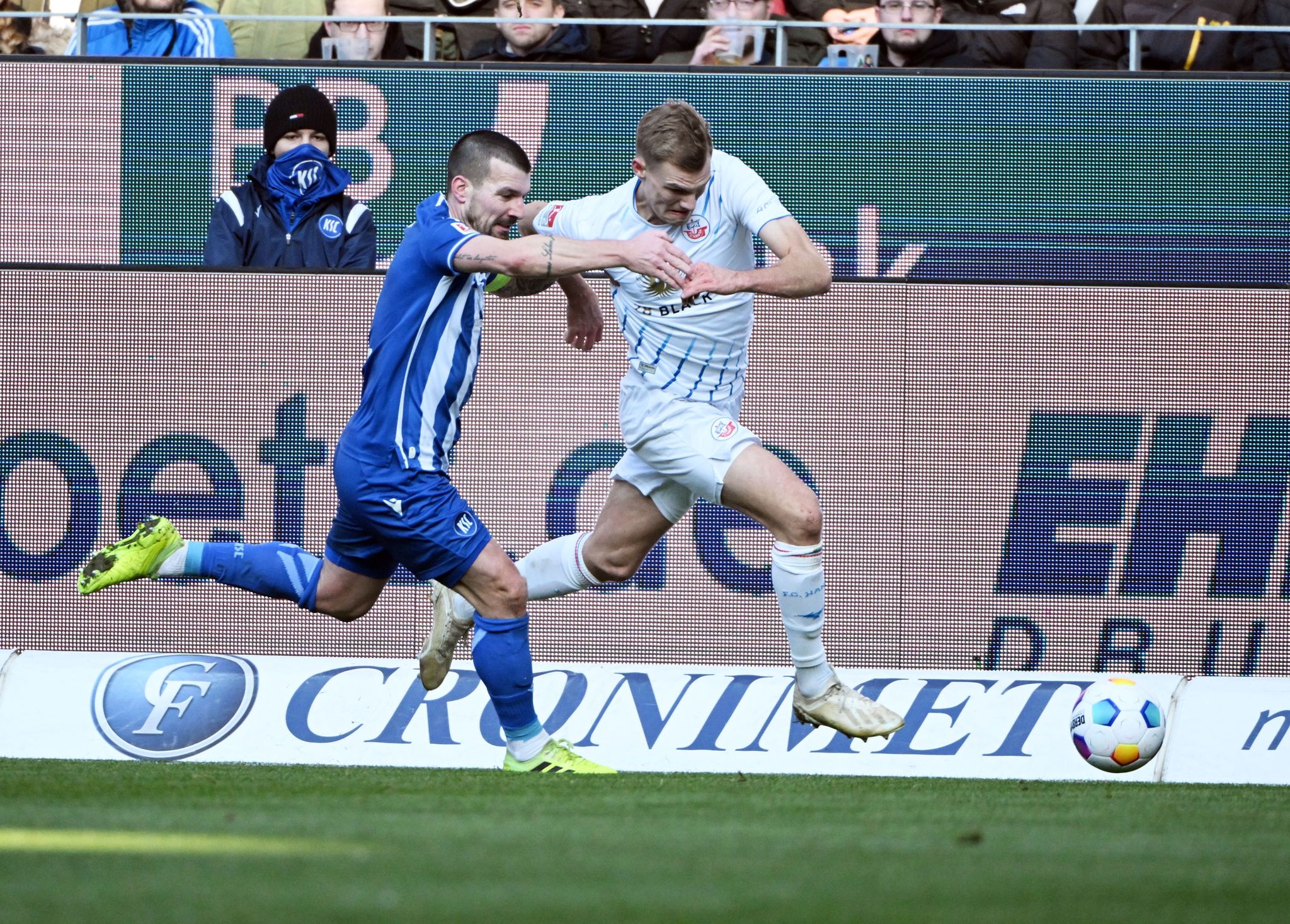 Spiel ohne Sieger: Der Karlsruher Jerome Gondorf (l) und Svante Ingelsson aus Rostock kämpfen um den Ball.