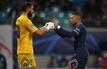 Paris' Torwart Gianluigi Donnarumma und Kylian Mbappe (r) klatschen ab. Donnarumma sah gegen Le Havre die Rote Karte.