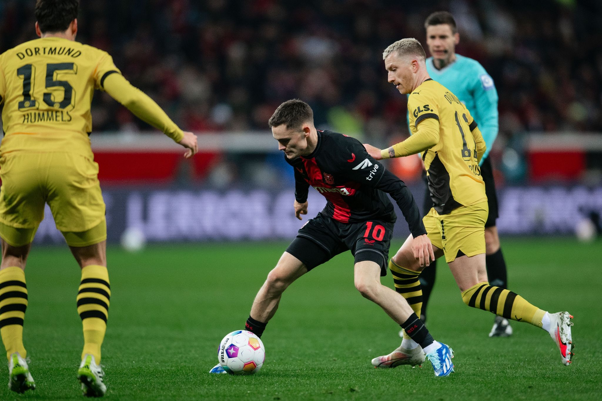 Die Leverkusener um Florian Wirtz (M) mussten zum zweiten Mal in dieser Saison Punkte abgeben.