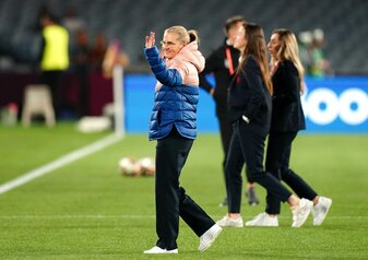 Cheftrainerin Sarina Wiegman und ihre Engländerinnen sind noch nicht für die Olympischen Spiele in Paris qualifiziert. Cheftrainerin Sarina Wiegman und ihre Engländerinnen sind noch nicht für die Olympischen Spiele in Paris qualifiziert.