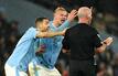 Die City-Spieler Erling Haaland (M) und Mateo Kovacic beschweren sich bei Schiedsrichter Simon Hooper.