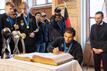 Paris Brunner trägt sich in das Goldene Buch der Stadt Frankfurt ein.
